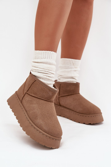 Čierne a biele športové topánky s lesklými striebornými detailmi