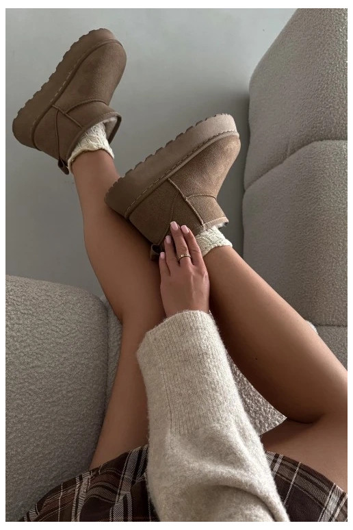 Čierne a biele športové topánky s lesklými striebornými detailmi