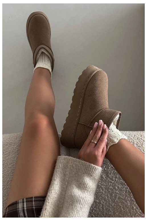 Čierne a biele športové topánky s lesklými striebornými detailmi