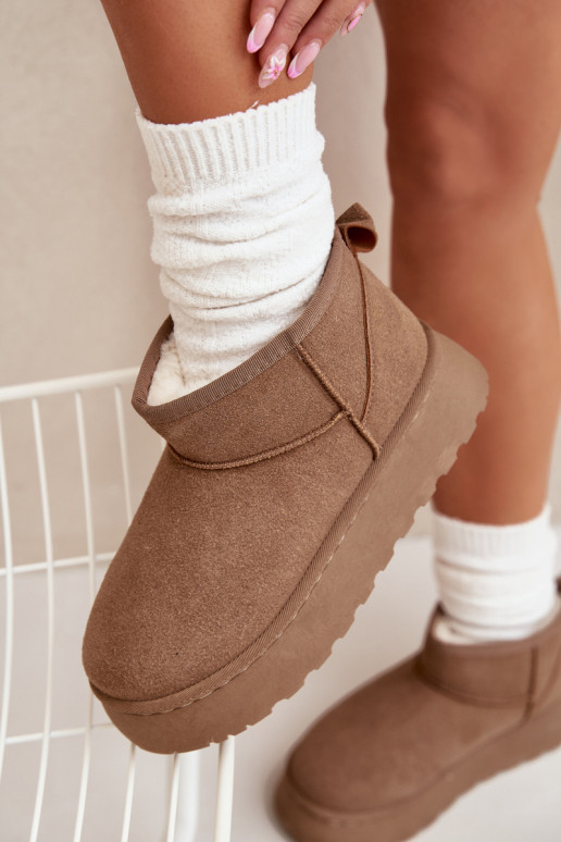 Čierne a biele športové topánky s lesklými striebornými detailmi