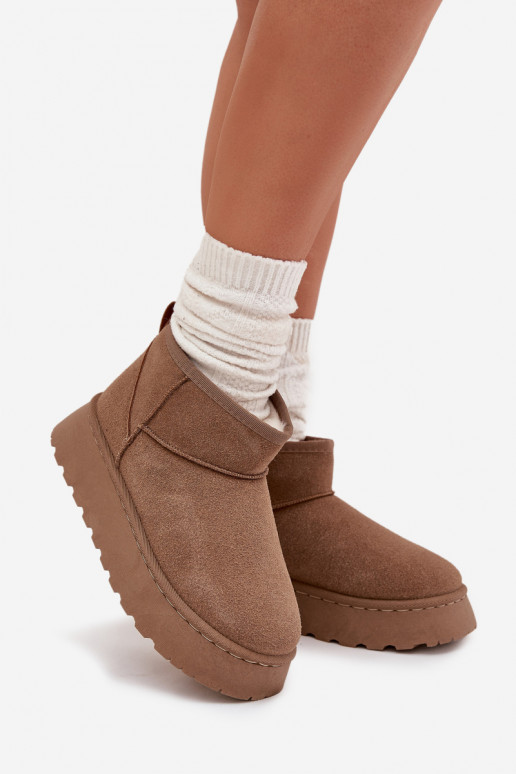 Čierne a biele športové topánky s lesklými striebornými detailmi