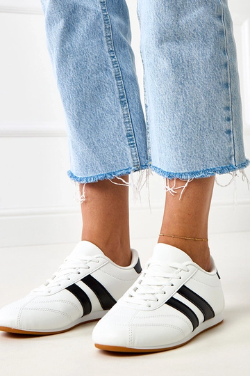 Biele teniskové topánky s...