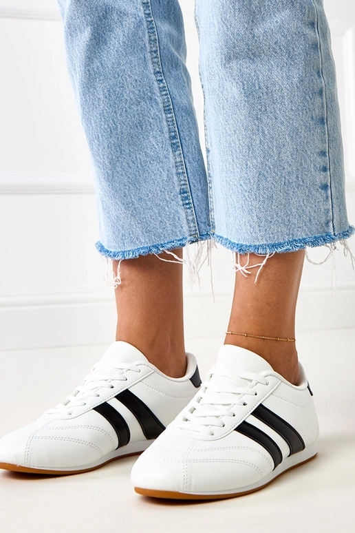 Biele teniskové topánky s čiernym...