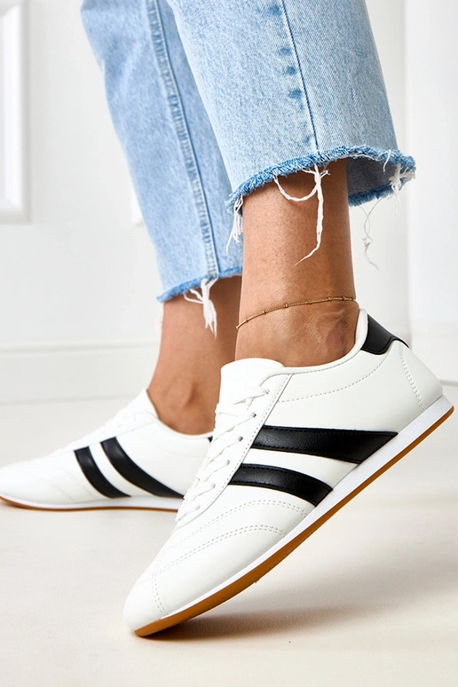 Biele teniskové topánky s čiernym...