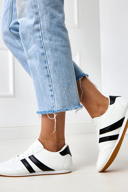 Biele teniskové topánky s čiernym...