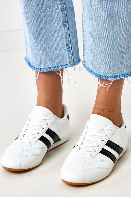 Biele teniskové topánky s čiernym...