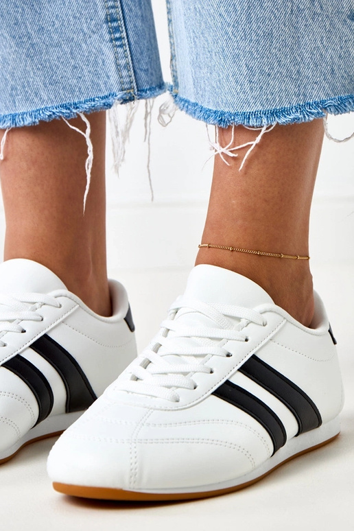 Biele teniskové topánky s čiernym...