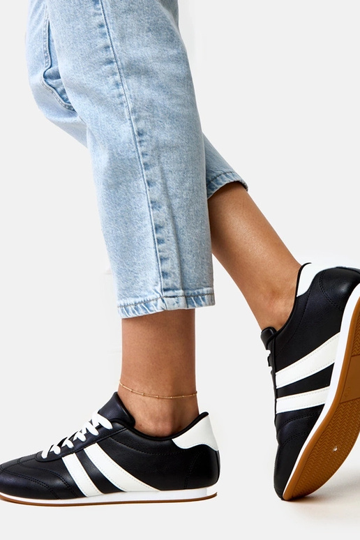 Čierne tenisové typy tenisky s bielym...