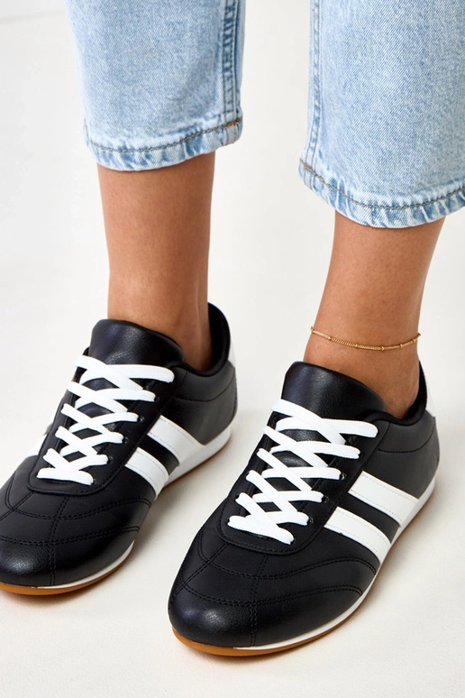 Čierne tenisové typy tenisky s bielym...