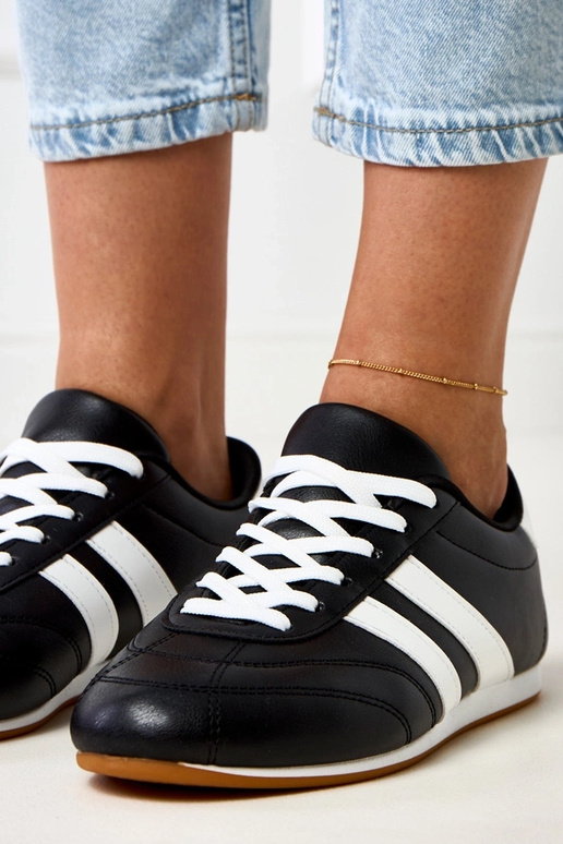 Čierne tenisové typy tenisky s bielym...