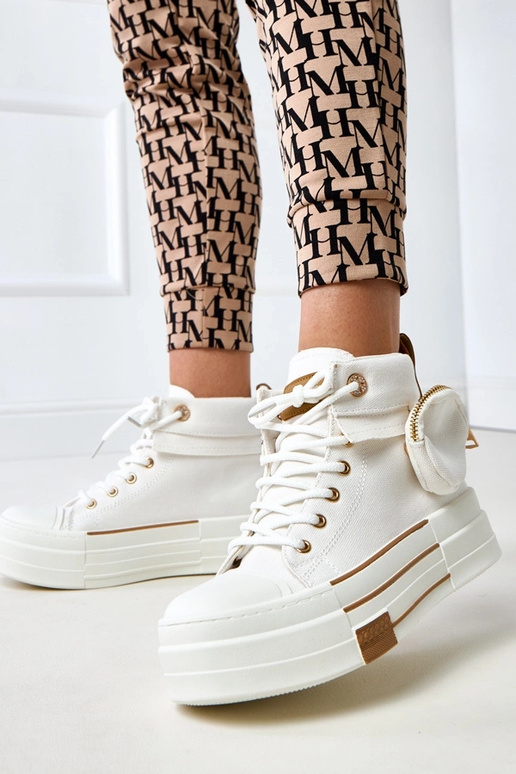 Biele vysoké športové topánky na...