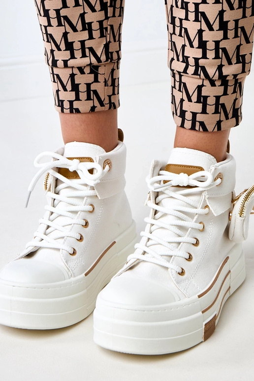 Biele vysoké športové topánky na...