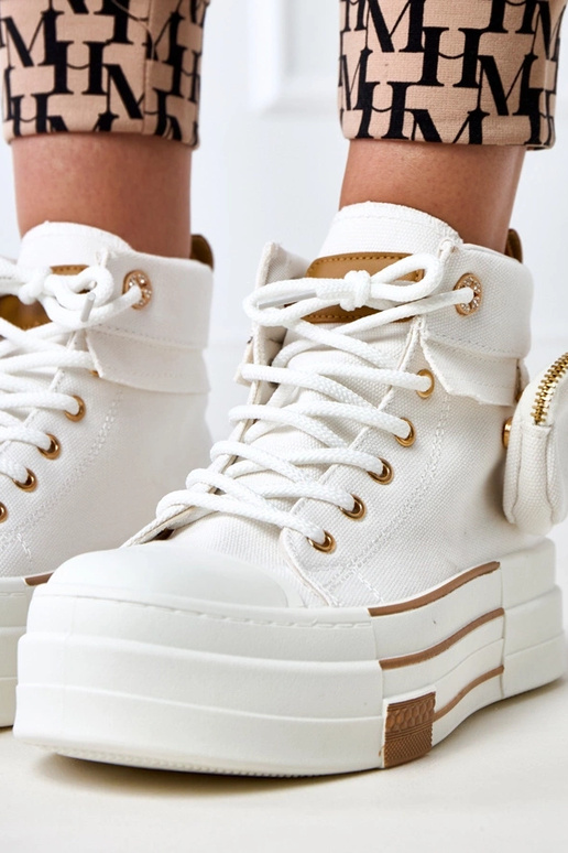 Biele vysoké športové topánky na...