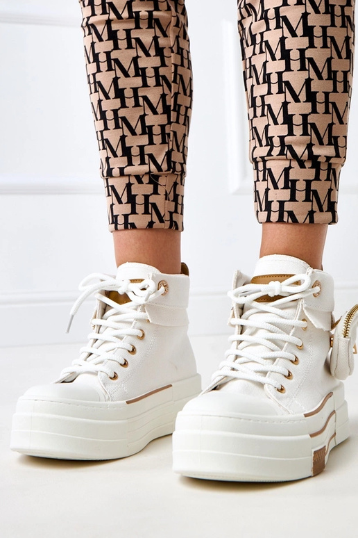 Biele vysoké športové topánky na...