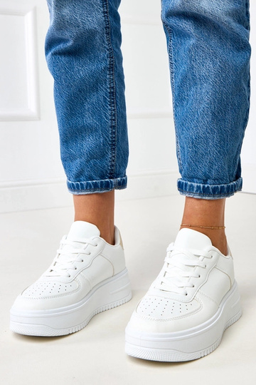 Biele športové topánky s...