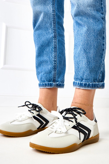 Biele športové topánky na...