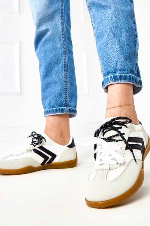 Biele športové topánky na volejbal s...