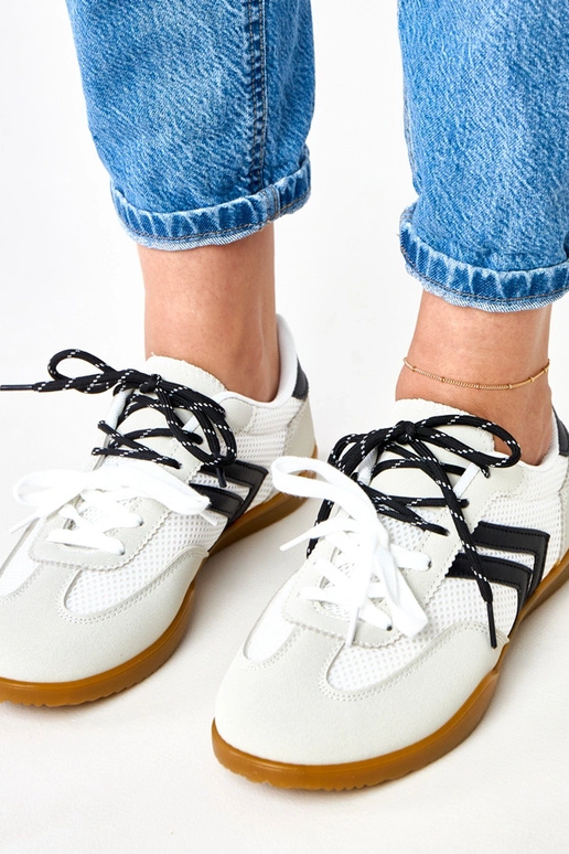 Biele športové topánky na volejbal s...