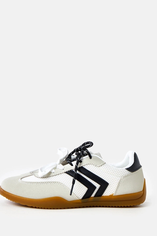 Biele športové topánky na volejbal s...