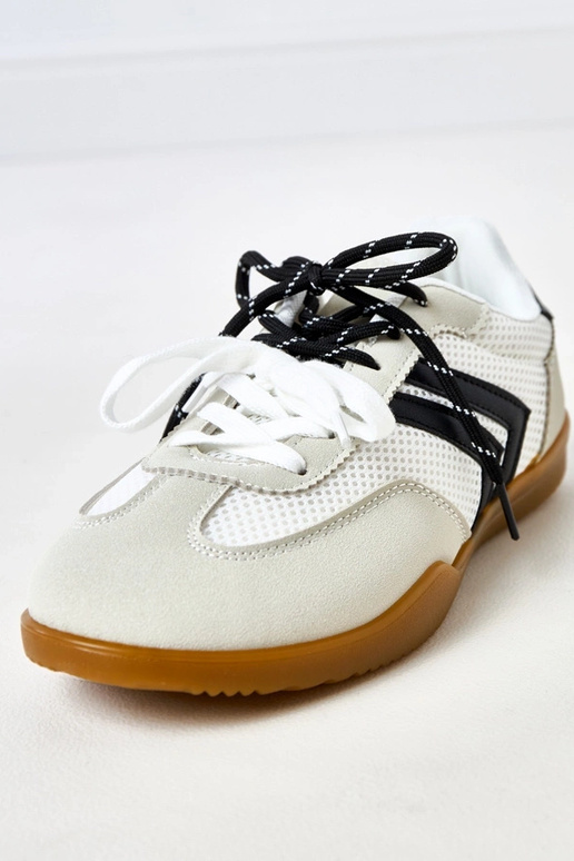 Biele športové topánky na volejbal s...