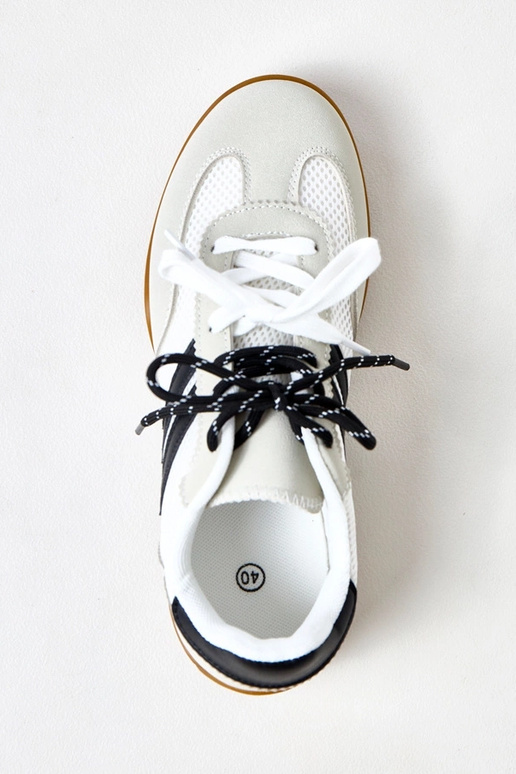 Biele športové topánky na volejbal s...