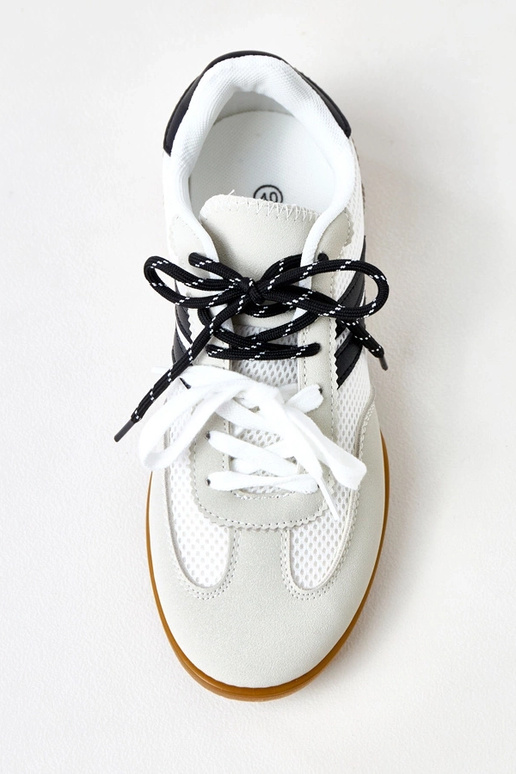 Biele športové topánky na volejbal s...