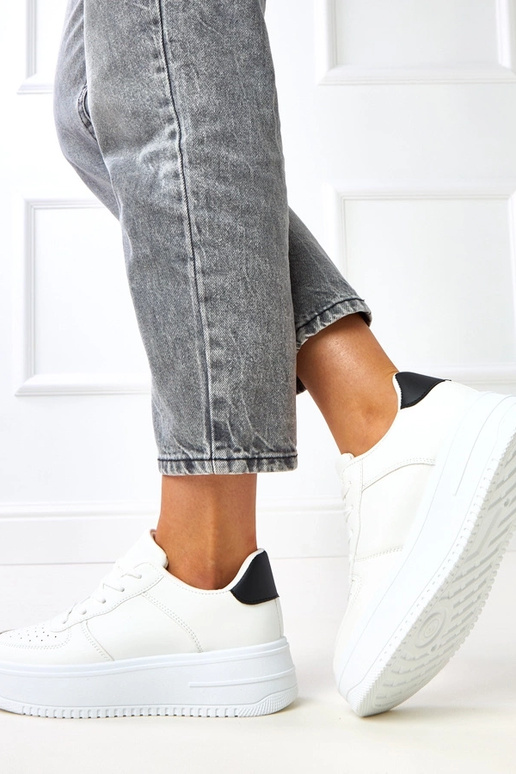 Biele platformové tenisky s čiernou...