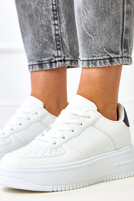 Biele platformové tenisky s čiernou...