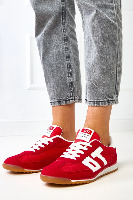 Červené športové tenisky s bielymi...