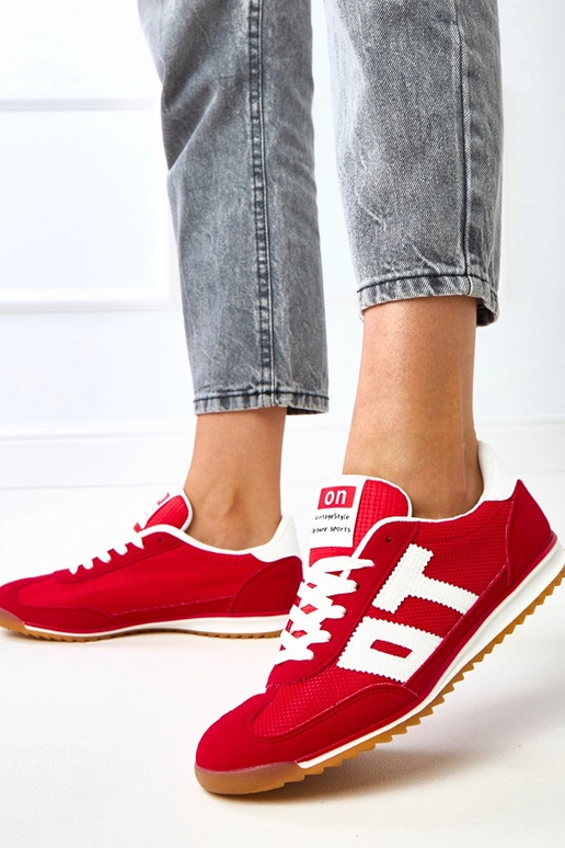 Červené športové tenisky s bielymi...