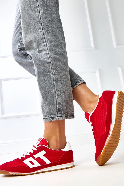 Červené športové tenisky s bielymi...