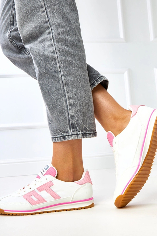 Biele športové tenisky s ružovými...