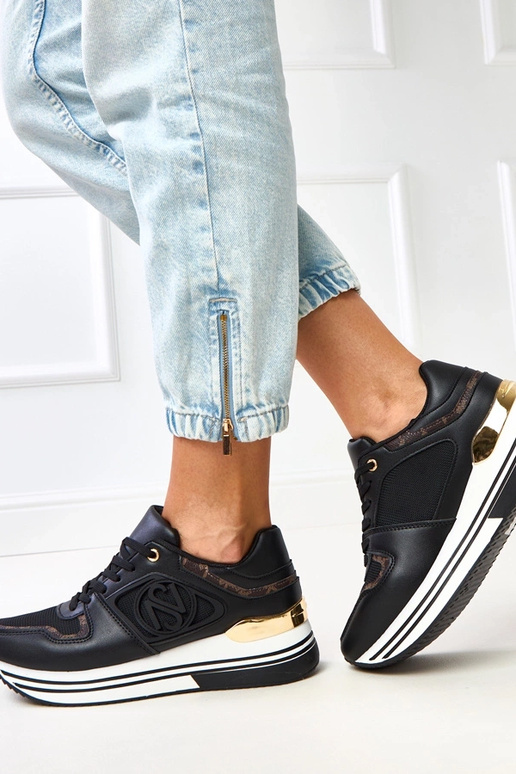 Čierne tenisky na platforme so zlatým...