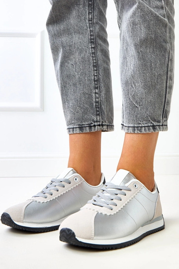 Strieborné športové topánky...