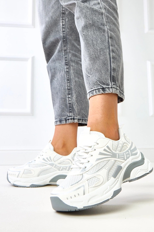 Biele športové tenisky na masívnej...