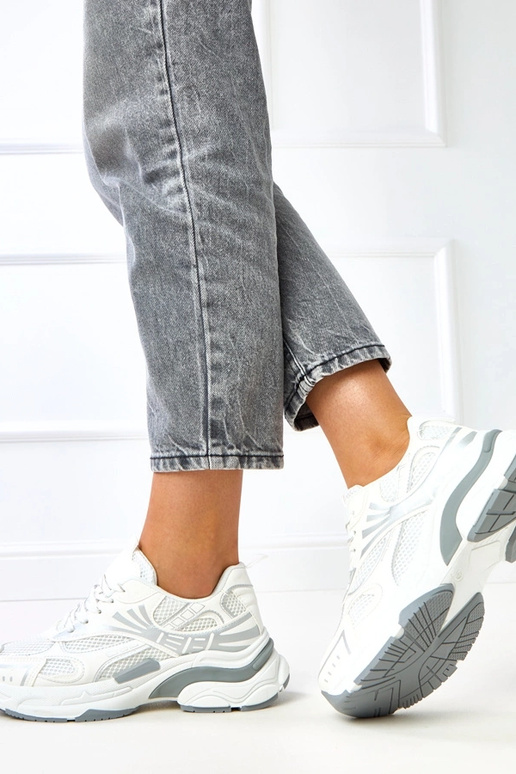 Biele športové tenisky na masívnej...