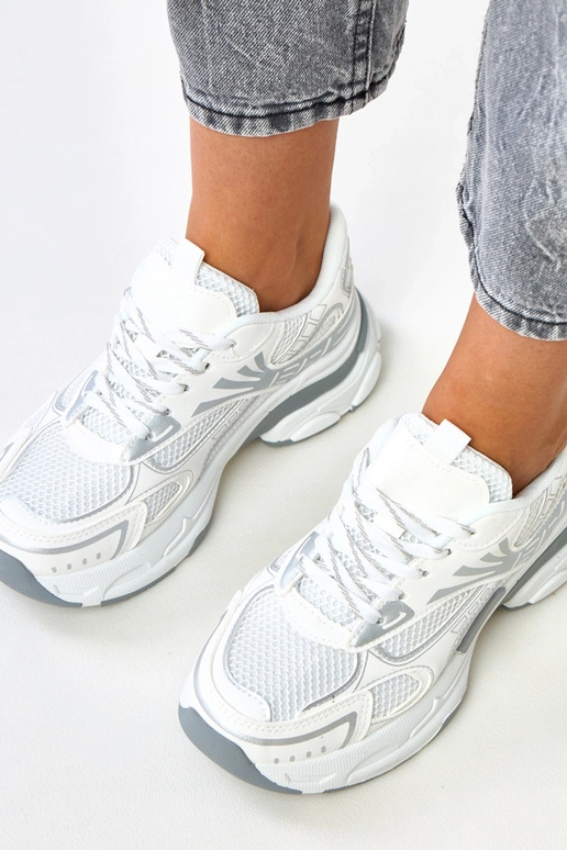 Biele športové tenisky na masívnej...