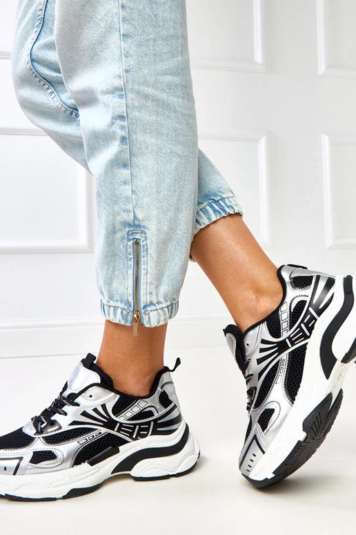 Čierne športové topánky s masívnou...