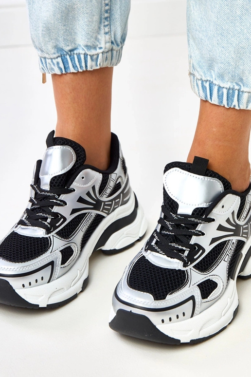 Čierne športové topánky s masívnou...