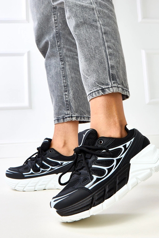 Čierne športové topánky na masívnej...