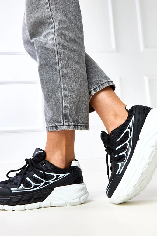 Čierne športové topánky na masívnej...