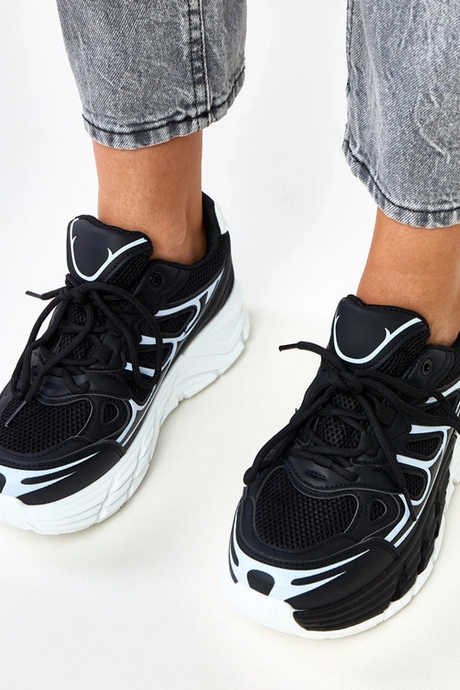 Čierne športové topánky na masívnej...