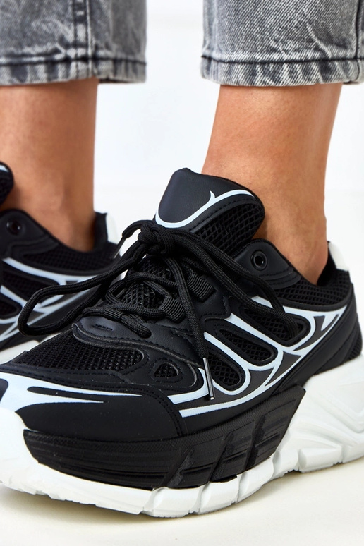 Čierne športové topánky na masívnej...