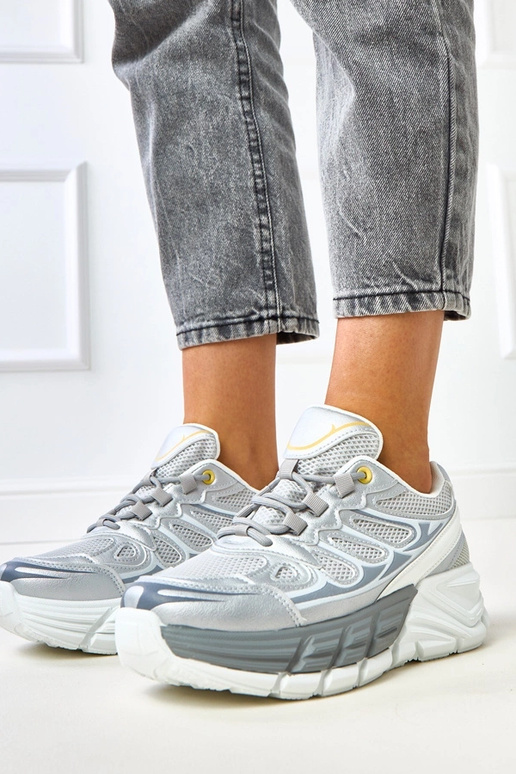 Strieborné tenisky na masívnej...