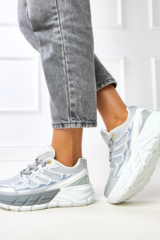 Strieborné tenisky na masívnej...