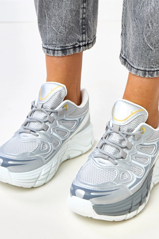 Strieborné tenisky na masívnej...