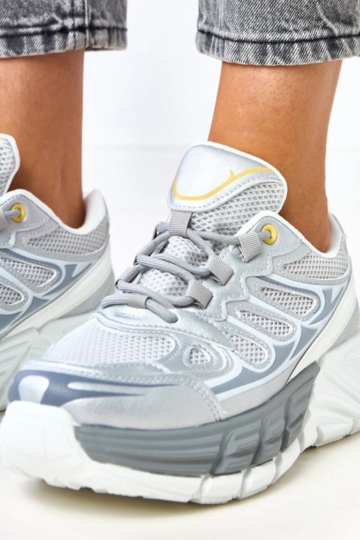 Strieborné tenisky na masívnej...