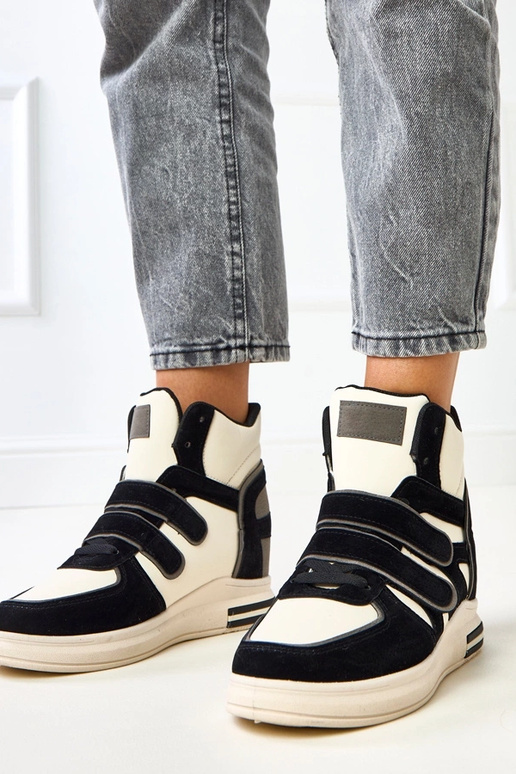 Vysoké čierno-biele tenisky s ukrytým... Vysoké čierno-biele tenisky s ukrytým...