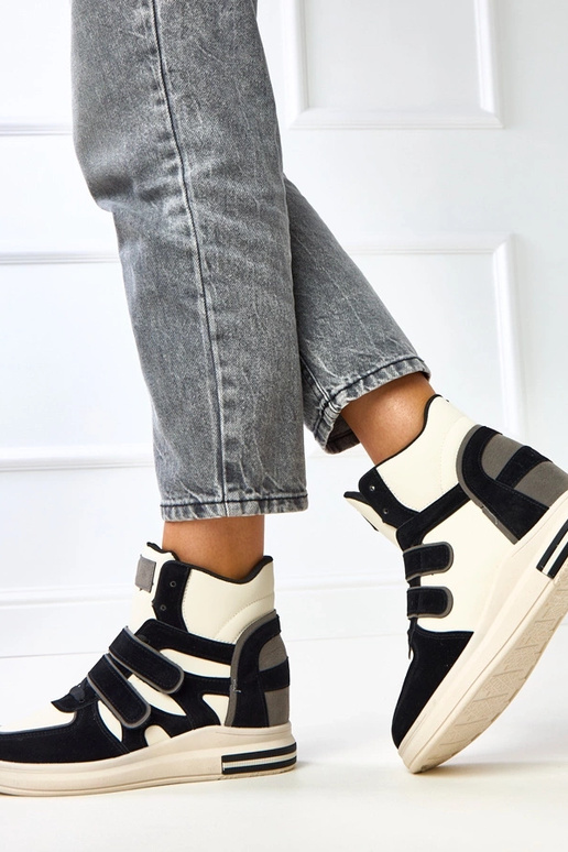 Vysoké čierno-biele tenisky s ukrytým... Vysoké čierno-biele tenisky s ukrytým...