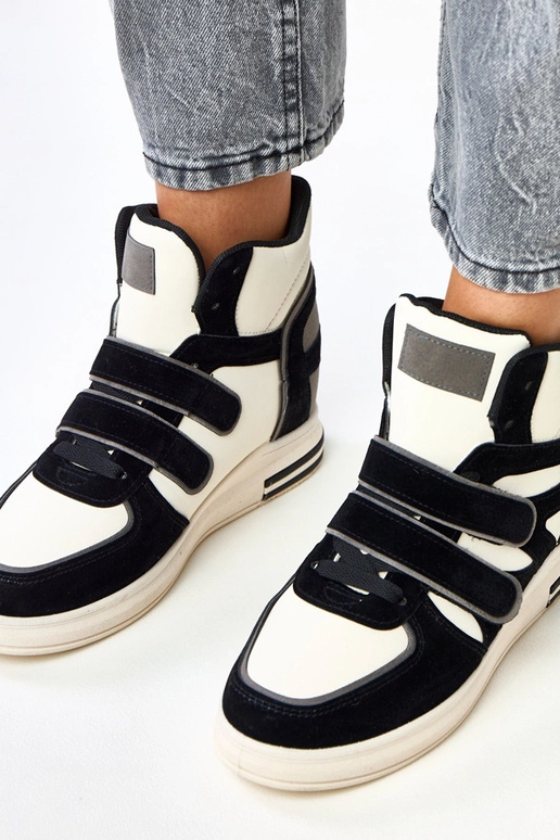 Vysoké čierno-biele tenisky s ukrytým... Vysoké čierno-biele tenisky s ukrytým...